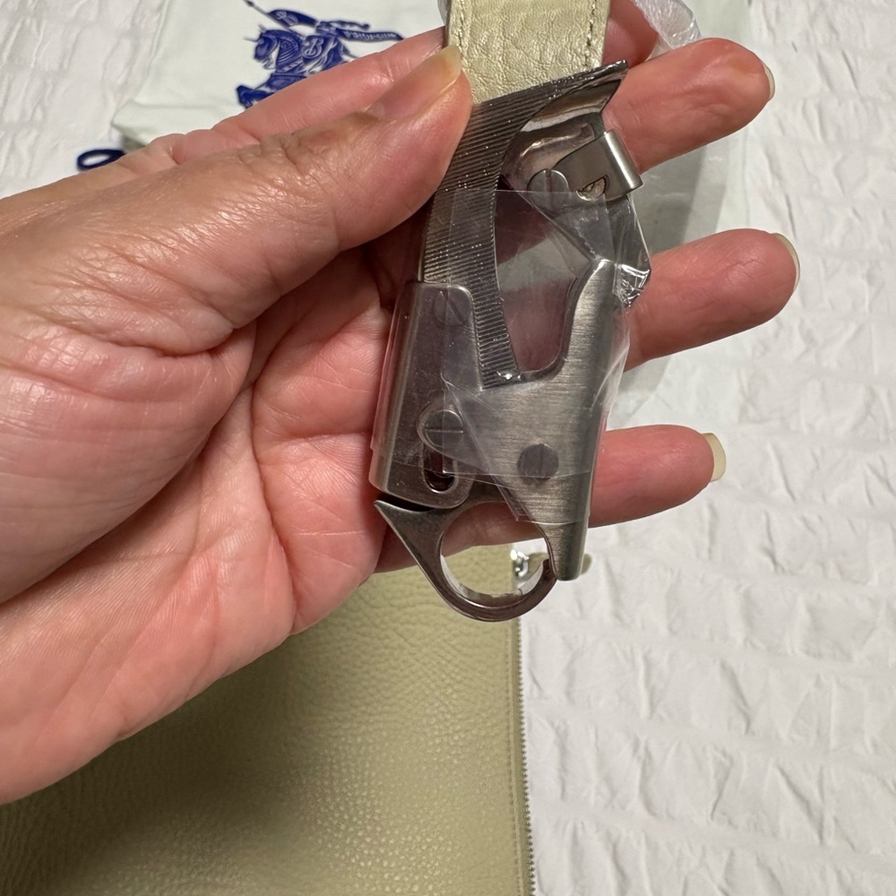 Burberry Light Beige Pebbled Leather Shoulder Bag - Picture 4 of 5